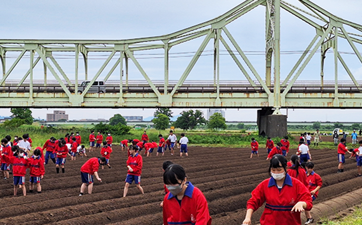 地元中学生による種まき風景