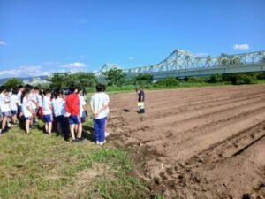 大島中学校様よりひまわりの種まき作業が行われました！